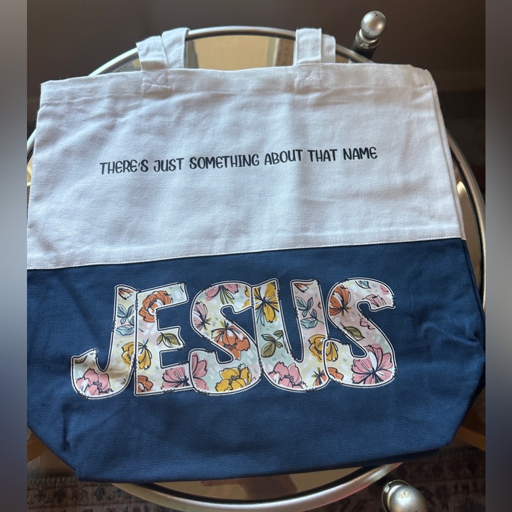 Navy and white towed bag